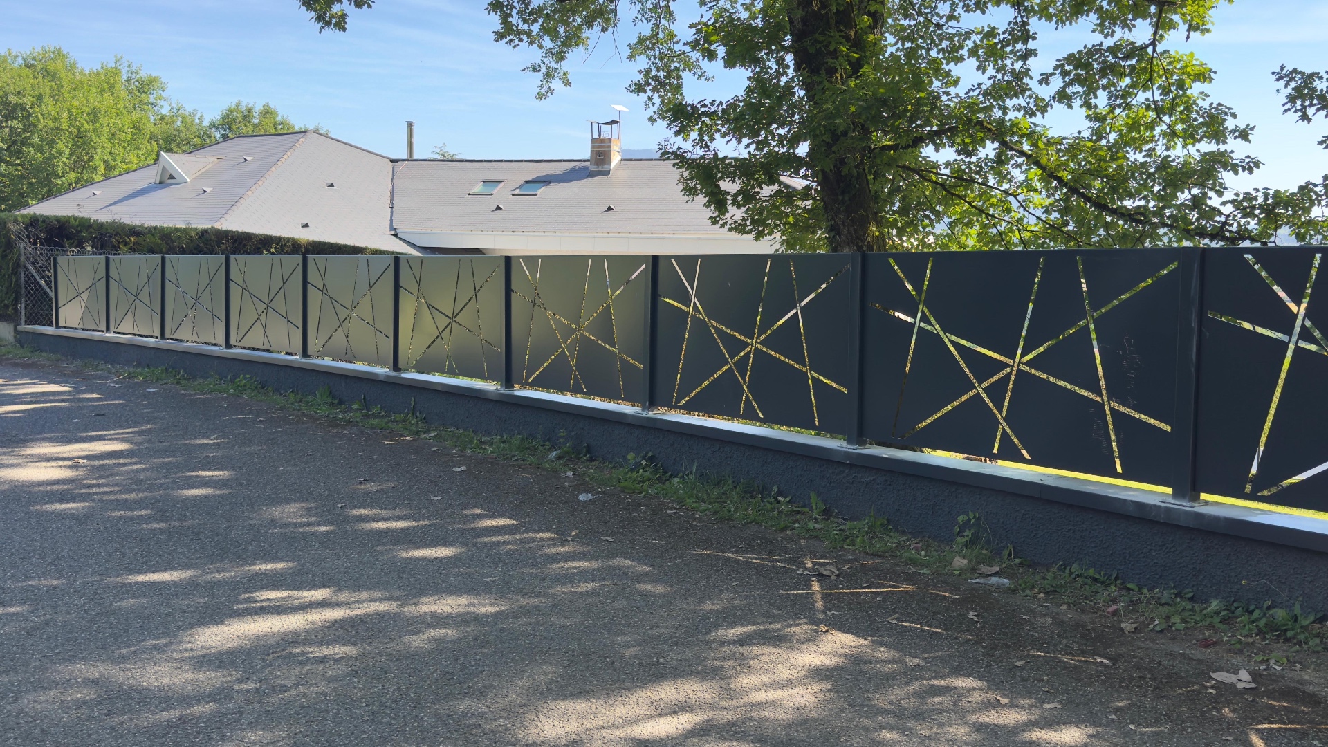 Clôture aluminium assortie au portail design