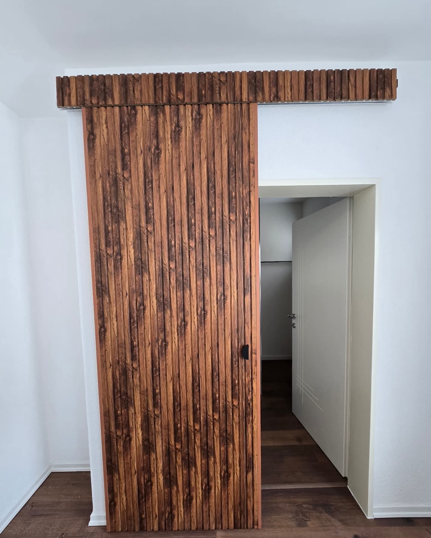 Porte coulissante en tasseaux de bois