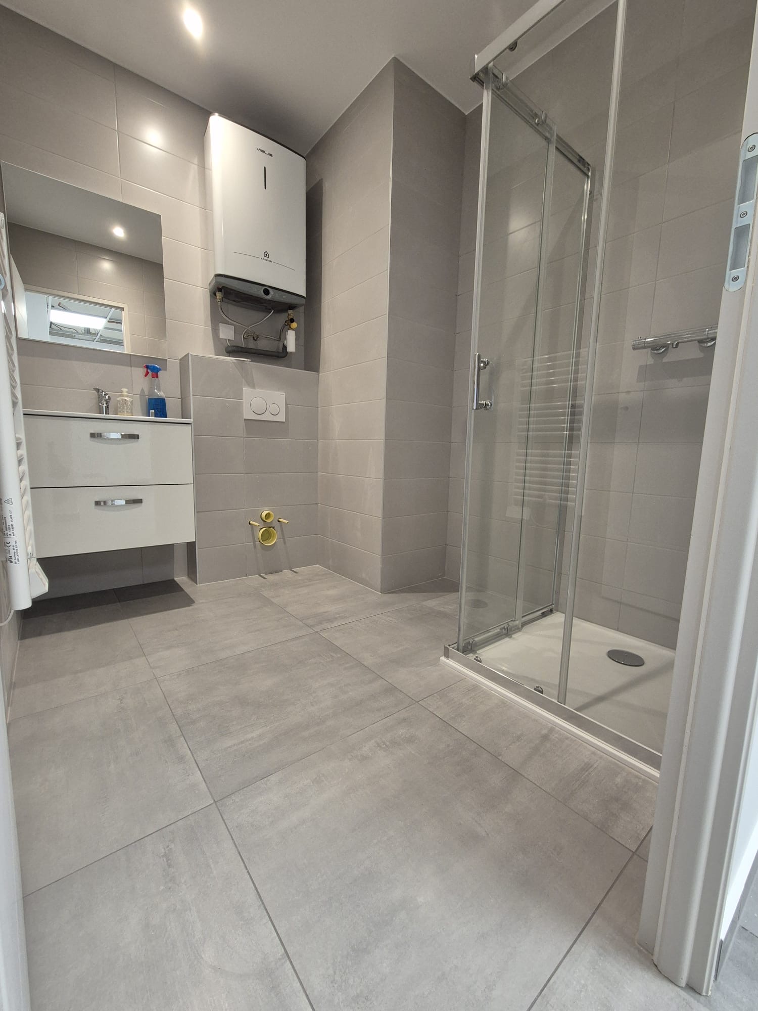 Salle d'eau avec cabine de douche