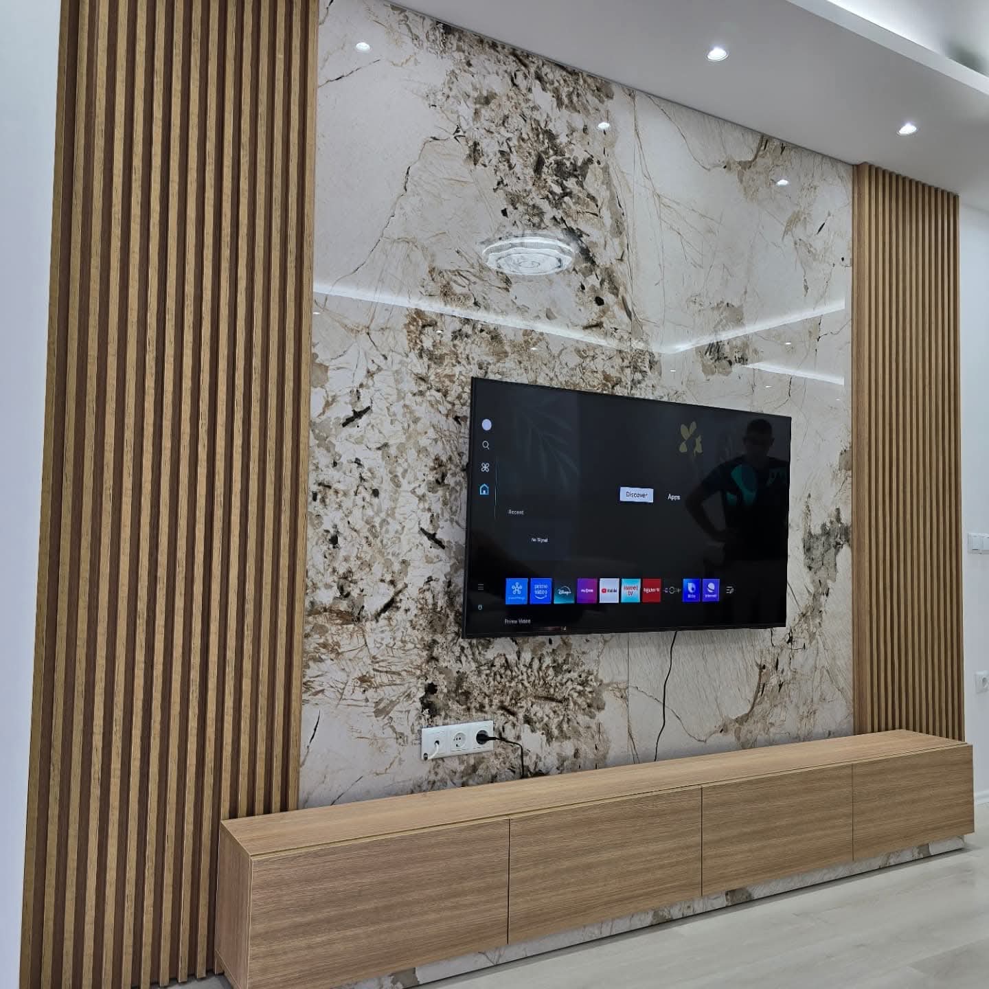 Mur TV en marbre et tasseaux bois