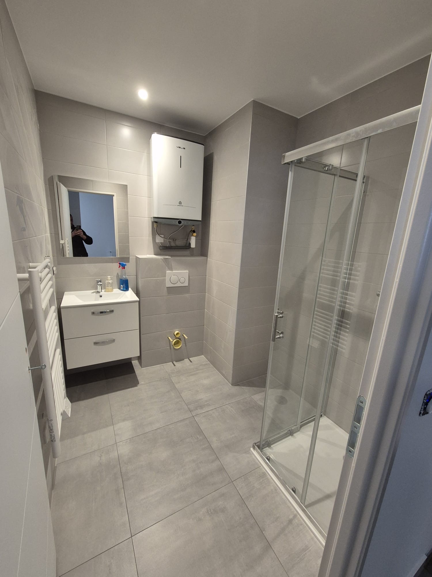 Salle de bain moderne carrelage gris