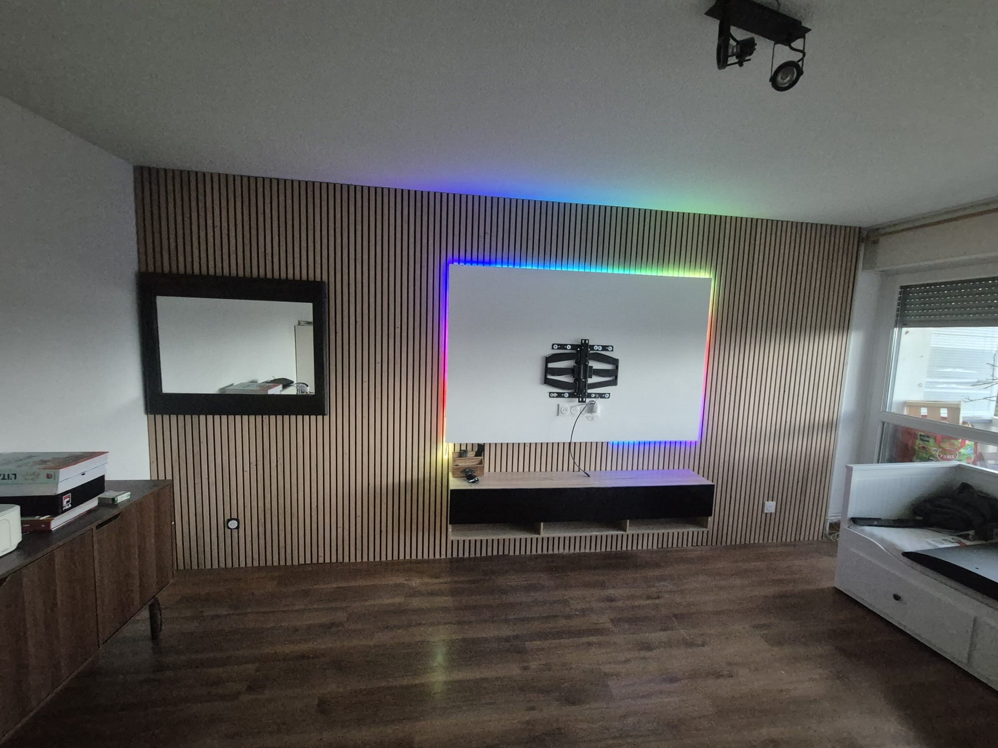 Mur TV en tasseaux de bois avec rétro-éclairage LED RGB